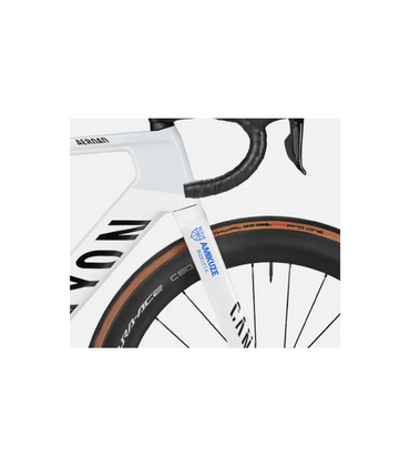 Sticker Amikuze 8,9/3 Blanc Texte Bleu